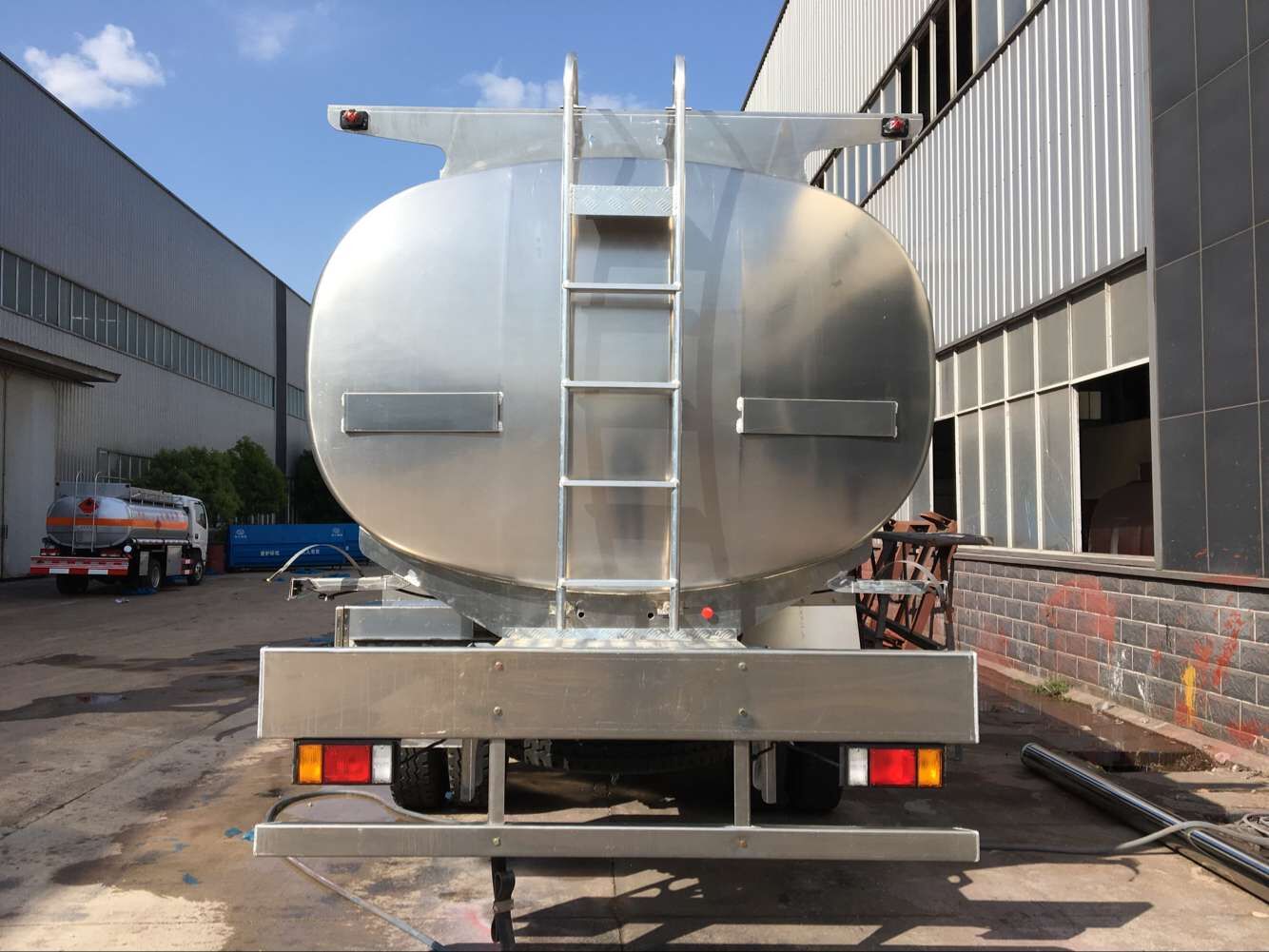 東風(fēng)柳汽小三軸鋁合金油罐車圖片 東風(fēng)柳汽小三軸鋁合金油罐車圖片