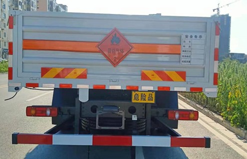 東風(fēng)天錦小三軸(6x2)氣瓶運(yùn)輸車 東風(fēng)天錦小三軸(6x2)氣瓶運(yùn)輸車