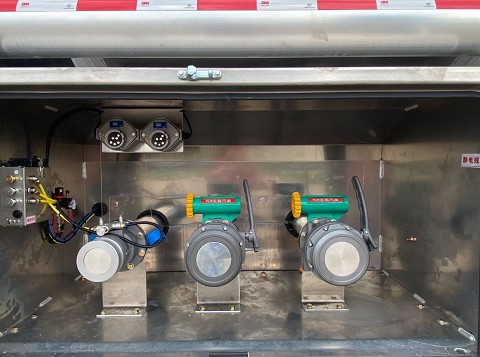 國(guó)六解放前四后八31.1方鋁合金油罐車(chē)圖片 國(guó)六解放前四后八31.1方鋁合金油罐車(chē)圖片