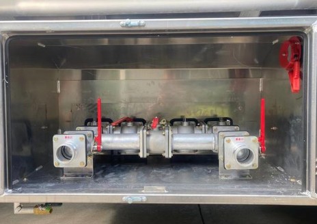 國(guó)六解放前四后八31.1方鋁合金油罐車(chē)圖片 國(guó)六解放前四后八31.1方鋁合金油罐車(chē)圖片