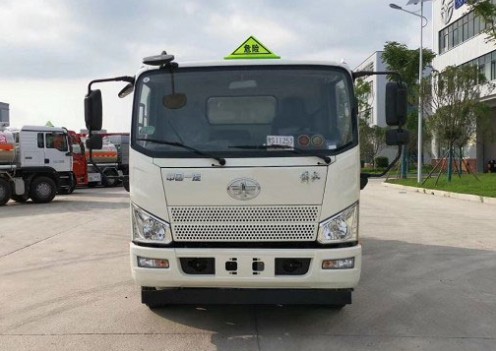 一汽青島解放J6F-6噸飛機(jī)加油車圖片 一汽青島解放J6F-6噸飛機(jī)加油車圖片