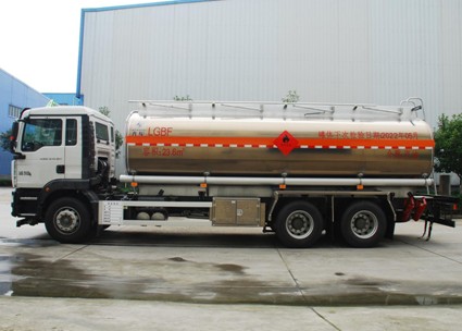 國(guó)六重汽汕德卡23.6方鋁合金運(yùn)油車(chē) 國(guó)六重汽汕德卡23.6方鋁合金運(yùn)油車(chē)