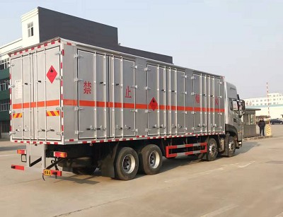 拉電石的易燃固體廂式運輸車 拉電石的易燃固體廂式運輸車