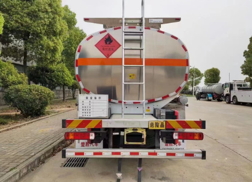 解放JK6前四后六26.6方鋁合金油罐車 解放JK6前四后六26.6方鋁合金油罐車