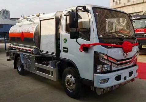 成龍威4.7方飛機加油車 成龍威4.7方飛機加油車