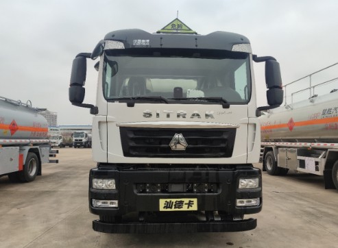 重汽汕德卡后雙橋/后八輪油罐車_楚勝牌CSC5268GYYLZK6型鋁合金運(yùn)油車 重汽汕德卡后雙橋/后八輪油罐車_楚勝牌CSC5268GYYLZK6型鋁合金運(yùn)油車