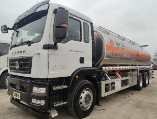 重汽汕德卡后雙橋/后八輪油罐車_楚勝牌CSC5268GYYLZK6型鋁合金運(yùn)油車 重汽汕德卡后雙橋/后八輪油罐車_楚勝牌CSC5268GYYLZK6型鋁合金運(yùn)油車
