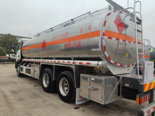 重汽汕德卡后雙橋/后八輪油罐車_楚勝牌CSC5268GYYLZK6型鋁合金運(yùn)油車 重汽汕德卡后雙橋/后八輪油罐車_楚勝牌CSC5268GYYLZK6型鋁合金運(yùn)油車