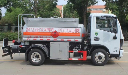 東風(fēng)多利卡1.92方藍(lán)牌易燃液體罐式運(yùn)輸車(chē)_潤(rùn)知星牌SCS5041GRYEQ6型易燃液體罐式運(yùn)輸車(chē) 東風(fēng)多利卡1.92方藍(lán)牌易燃液體罐式運(yùn)輸車(chē)_潤(rùn)知星牌SCS5041GRYEQ6型易燃液體罐式運(yùn)輸車(chē)